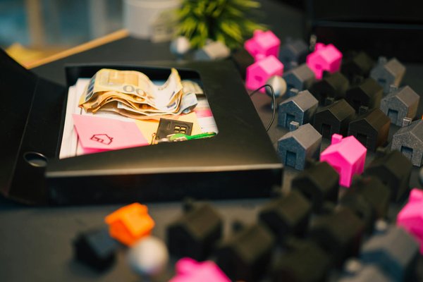 Entdecke die idealen pflanzen für einen stressfreien und eleganten vertikalen garten: pflegeleichte gestaltungstipps für dein grünes paradies!